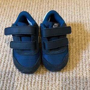 Nike toddler Velcro sneakers
